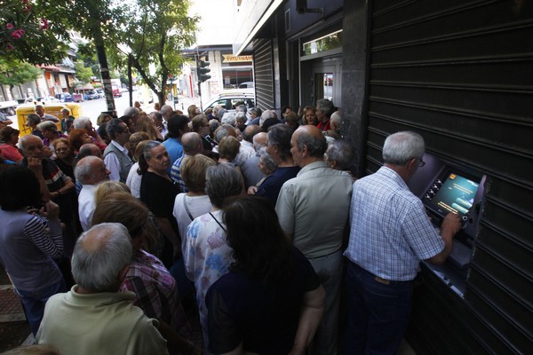 Συντάξεις: Ουρές έξω από τις τράπεζες. Στα γκισέ με αλφαβητική σειρά