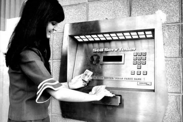 Μηχανή του Χρόνου: Η ιδέα του πρώτου ATM γεννήθηκε σε μια τουαλέτα