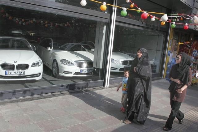 Οι αυτοκινητοβιομηχανίες διαγκωνίζονται για την …πολ ποζίσιον στο Ιράν