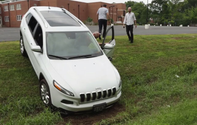 Σήμα κινδύνου. Δείτε ένα Jeep Cherokee, έρμαιο στα χέρια χάκερς (βίντεο)