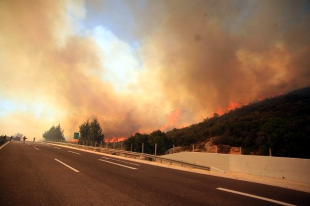 Πυρκαγιά στην Εθνική Οδό, στο ύψος των Αφιδνών