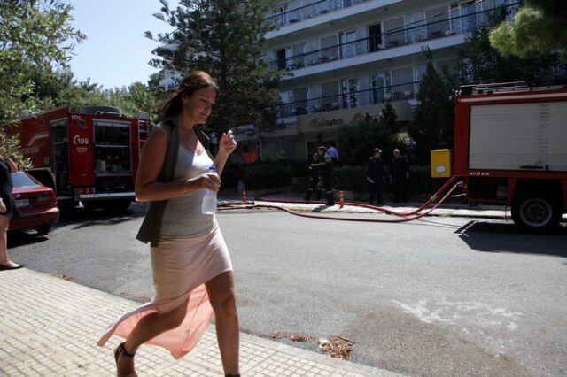 Φωτιά στο Παγκράτι σε διαμέρισμα. Μάχη των πυροσβεστών να απεγκλωβίσουν ηλικιωμένη