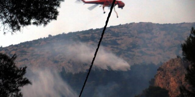 Σε εξέλιξη πυρκαγιά στο Σφεντούρι Αίγινας