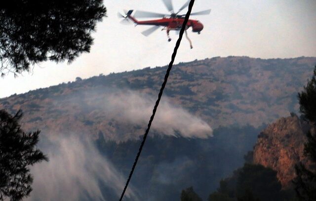 Σε εξέλιξη πυρκαγιά στο Σφεντούρι Αίγινας