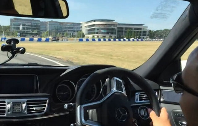 Ο Λιούις Χάμιλτον ντριφτάρει με μια Mercedes E63 AMG