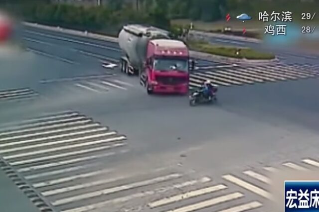 Εκπληκτικό βίντεο: Φορτηγό βυτιοφόρο VS παπάκι