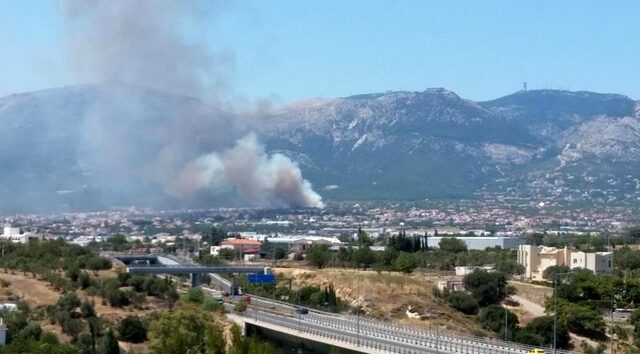 Σε ύφεση η φωτιά στους πρόποδες της Πάρνηθας