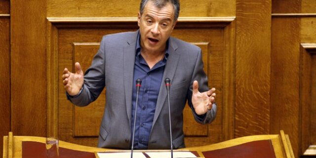 Στ. Θεοδωράκης: Ως πότε θα ανέχεστε την Πρόεδρο της Βουλής;