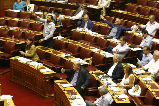 Γαλλικός Τύπος για ψήφιση του τρίτου Μνημονίου: Η νύχτα ήταν ατέλειωτη για τους 300 Έλληνες βουλευτές