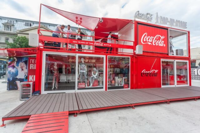H Coca-Cola γιορτάζει τα 100 χρόνια του διάσημου μπουκαλιού της
