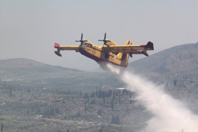 Σε εξέλιξη μεγάλη πυρκαγιά στο Ξυλόκαστρο