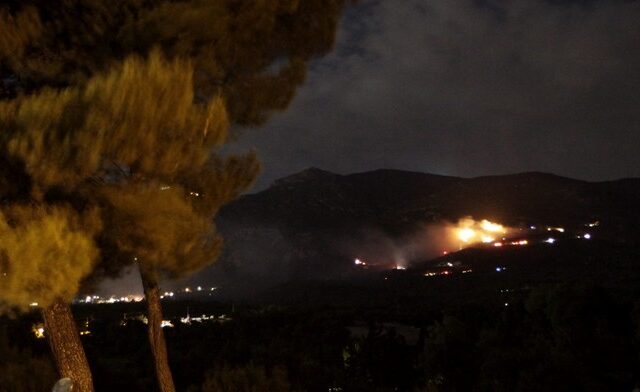 Σε εξέλιξη πυρκαγιά στη περιοχή Αχαράβη της Κέρκυρας