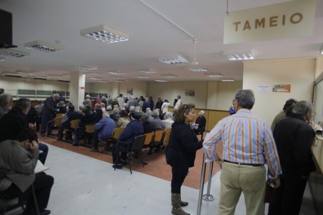 Στο μισό το μέρισμα 230.000 δημοσίων υπαλλήλων