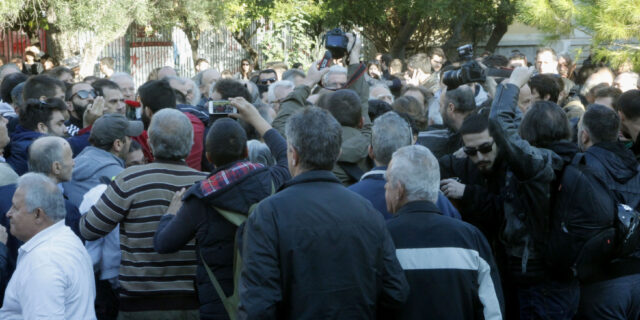 Ένταση έξω από το Πολυτεχνείο. Με συνοπτικές διαδικασίες κατέθεσε στεφάνι ο Τσίπρας και αποχώρησε