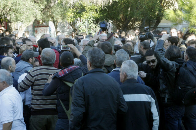 Ένταση έξω από το Πολυτεχνείο. Με συνοπτικές διαδικασίες κατέθεσε στεφάνι ο Τσίπρας και αποχώρησε