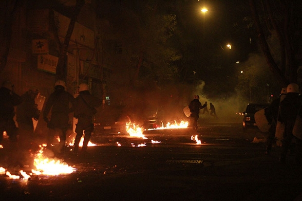 Επίθεση με βόμβες μολότοφ σε διμοιρία των ΜΑΤ