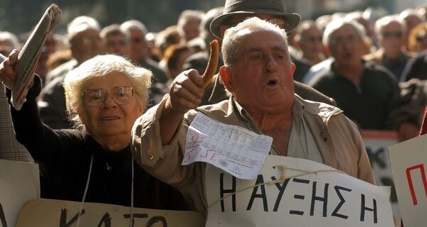 Όχι από τους θεσμούς σε αύξηση εισφορών. Ζητούν περικοπές έως 30% στις συντάξεις