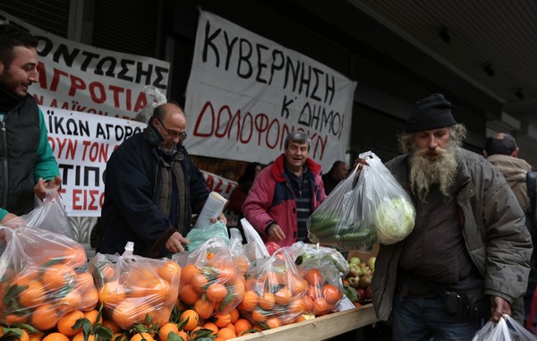 Αγρότες έστησαν λαϊκή αγορά έξω από το υπ. Εργασίας