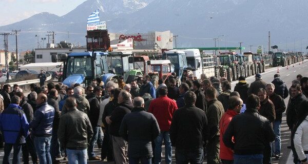 Αμετακίνητοι οι αγρότες