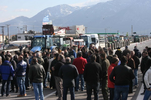 Ανυποχώρητοι οι αγρότες. Εντείνουν τις πιέσεις στην κυβέρνηση με ‘μπλακ άουτ’ και 12ωρους αποκλεισμούς των εθνικών οδών