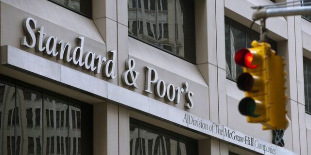 H Standard & Poor’s αναβάθμισε την ελληνική οικονομία