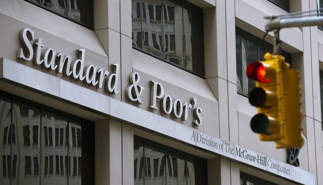 H Standard & Poor’s αναβάθμισε την ελληνική οικονομία