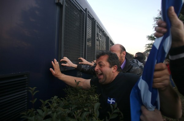 Το χρονικό των επεισοδίων στην AGROTICA: Ακόμα και τις κλούβες των ΜΑΤ επιχείρησαν να τουμπάρουν