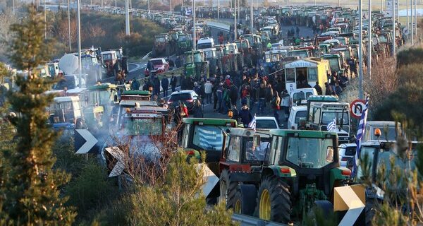 Αγροτικά μπλόκα παντού. Κλιμάκωση των κινητοποιήσεων με κλείσιμο δρόμων