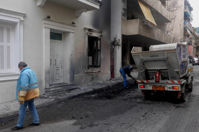 Στη μέγγενη των διχασμών