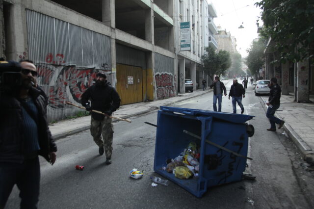 Υπουργείο Αγρ. Ανάπτυξης: Οι αγρότες σπάνε τζάμια με πέτρες. Εκτεταμένη χρήση δακρυγόνων