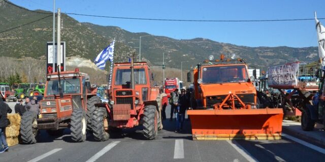 Έτοιμοι να συναντηθούν με τον πρωθυπουργό δηλώνουν οι αγρότες από το μπλόκο των Τεμπών