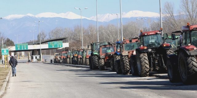 Αποχωρούν από τα μπλόκα οι αγρότες