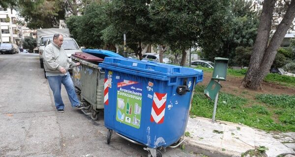 Αμπελόκηποι: Βρέθηκαν βάζα με έμβρυα μέσα σε κάδο απορριμμάτων