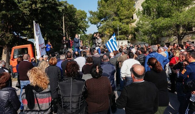 Ένα, δύο, χιλιάδες δημοψηφίσματα σε όλη τη χώρα