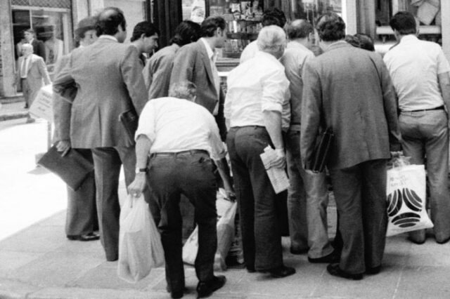 Μηχανή του Χρόνου: ‘Εδώ παπάς, εκεί παπάς’. Τα κόλπα, οι τσιλιαδόροι, οι κράχτες και οι αβανταδόροι