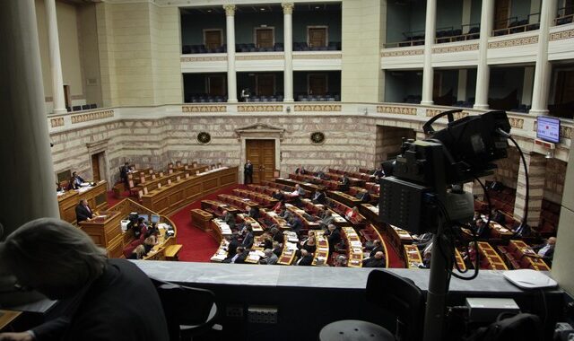 Ξαναφέρνει στη Βουλή το Μαξίμου το παράλληλο πρόγραμμα