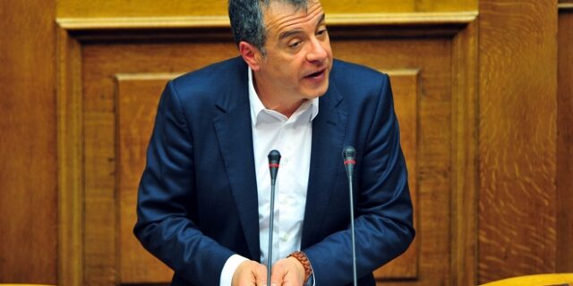 Εθνική επιτροπή για το προσφυγικό ζήτησε ο Θεοδωράκης