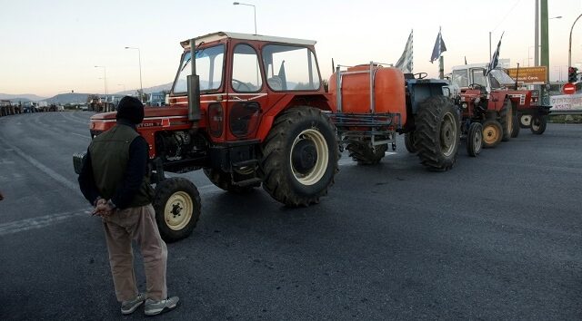 Αποκλείουν εκ νέου το εθνικό δίκτυο της Πελοποννήσου οι αγρότες