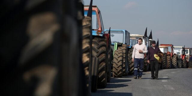 Επιμένουν στα μπλόκα οι αγρότες