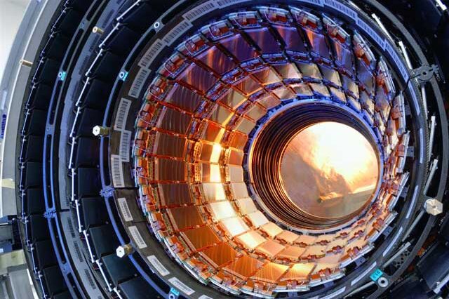 CERN: Ενδείξεις για νέο σωματίδιο