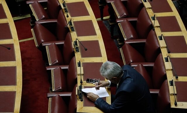 Τι απαντά το υπουργείο Εργασίας για τις συντάξεις των βουλευτών