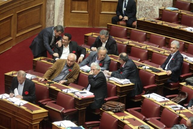 Με κόκκινο γαρύφαλλο στο πέτο οι βουλευτές του ΚΚΕ στη Βουλή
