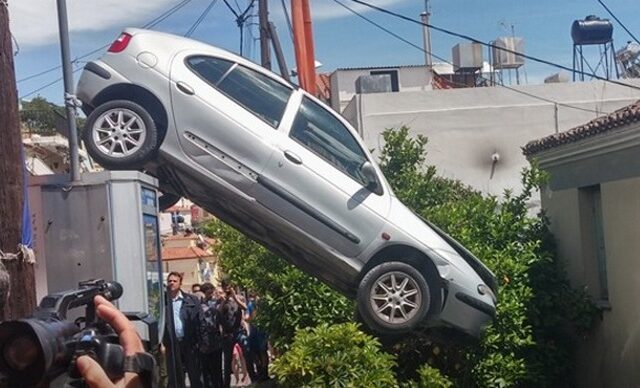 Αυτοκίνητο μπήκε σε αυλή σπιτιού στη Λέσβο