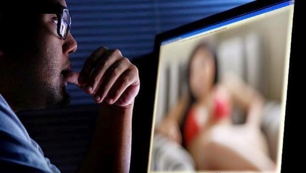 Sextortion: Μην γδύνεστε μπροστά από την κάμερα του υπολογιστή