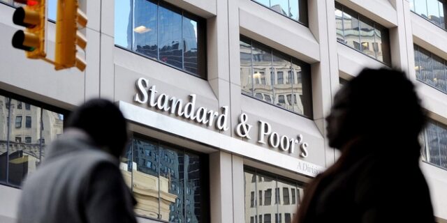 Ενοχλημένη η Standard & Poor’s: Η χαλαρή πολιτική της ΕΚΤ ‘φρέναρε’ τις μεταρρυθμίσεις