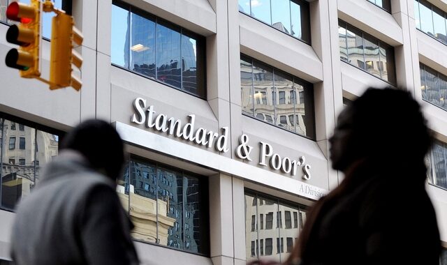 Ενοχλημένη η Standard & Poor’s: Η χαλαρή πολιτική της ΕΚΤ ‘φρέναρε’ τις μεταρρυθμίσεις