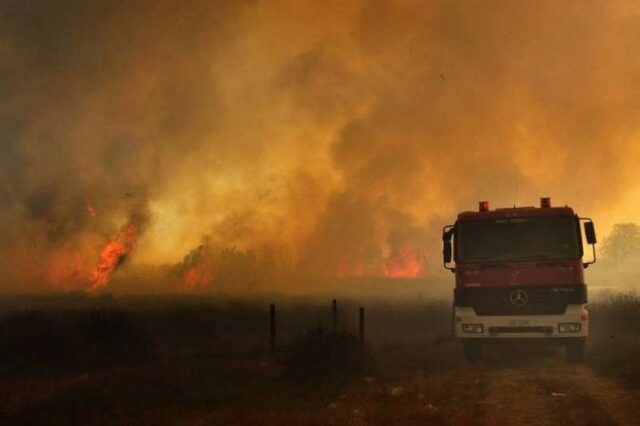 Ολονύχτια μάχη με τις φλόγες σε Άνδρο και Σάμο