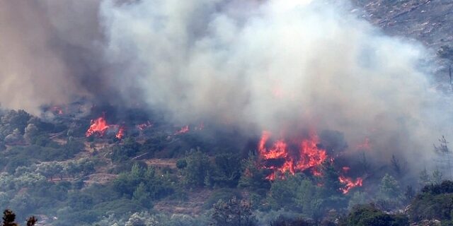 Σε εξέλιξη μεγάλη πυρκαγιά στην Πλάκα Κερατέας. Απειλούνται σπίτια