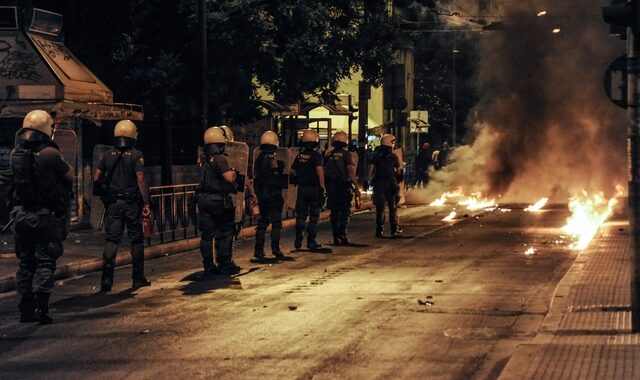 Εξάρχεια: Βροχή από πέτρες δέχτηκαν άντρες των ΜΑΤ από νεαρούς κουκουλοφόρους