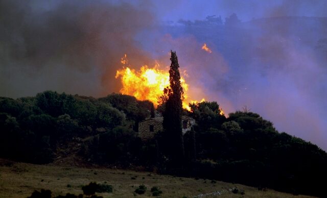 Υπό μερικό έλεγχο οι πυρκαγιές σε Ηράκλειο και Αργολίδα